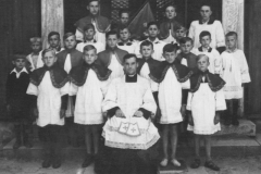 m33.1948 Ksiadz Kawicki z ministrantami_BJ